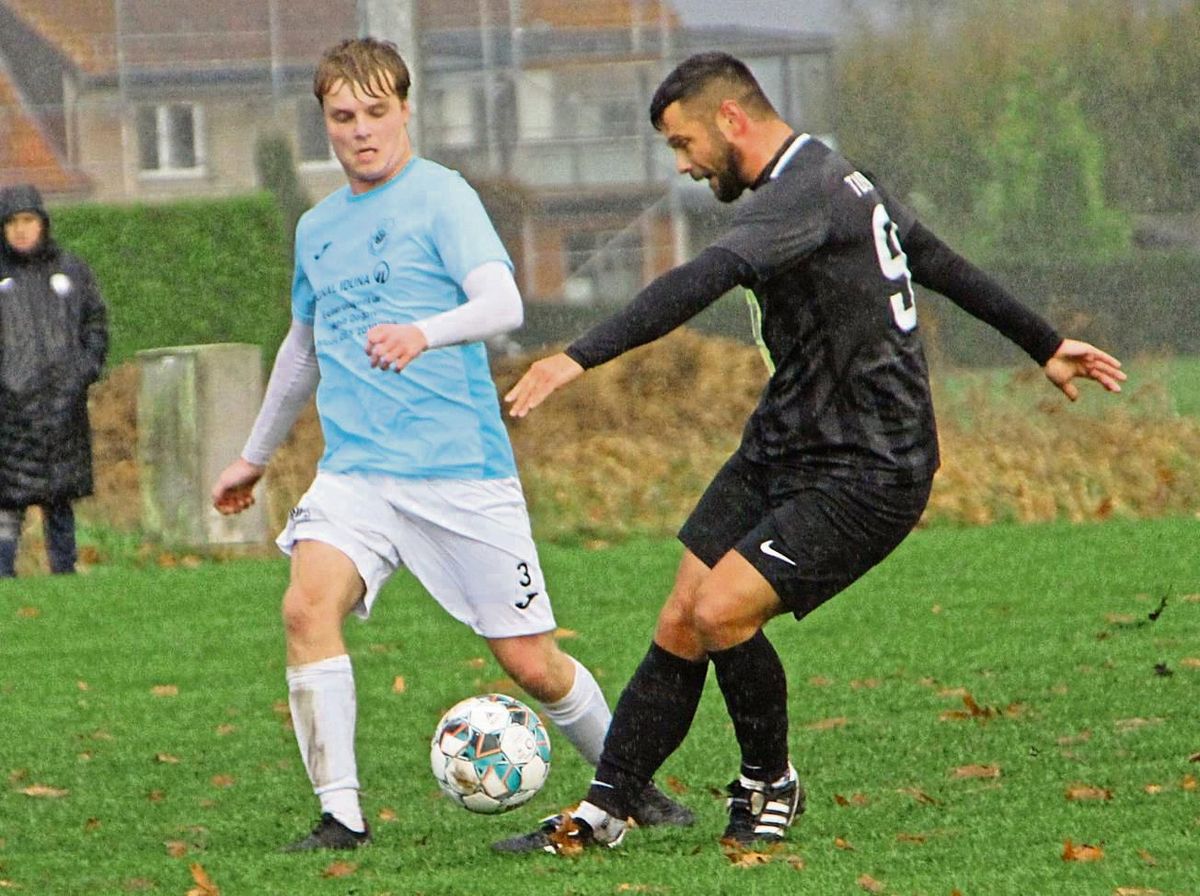 Der VfL Hörste-Garfeln (in Hellblau) will dem Gast aus Bad Westernkotten nicht nur die erste Saisonniederlage beibringen, sondern mit einem Sieg auch näher an die SuS-Reserve in der Tabelle heranrücken. Foto: Schnieder