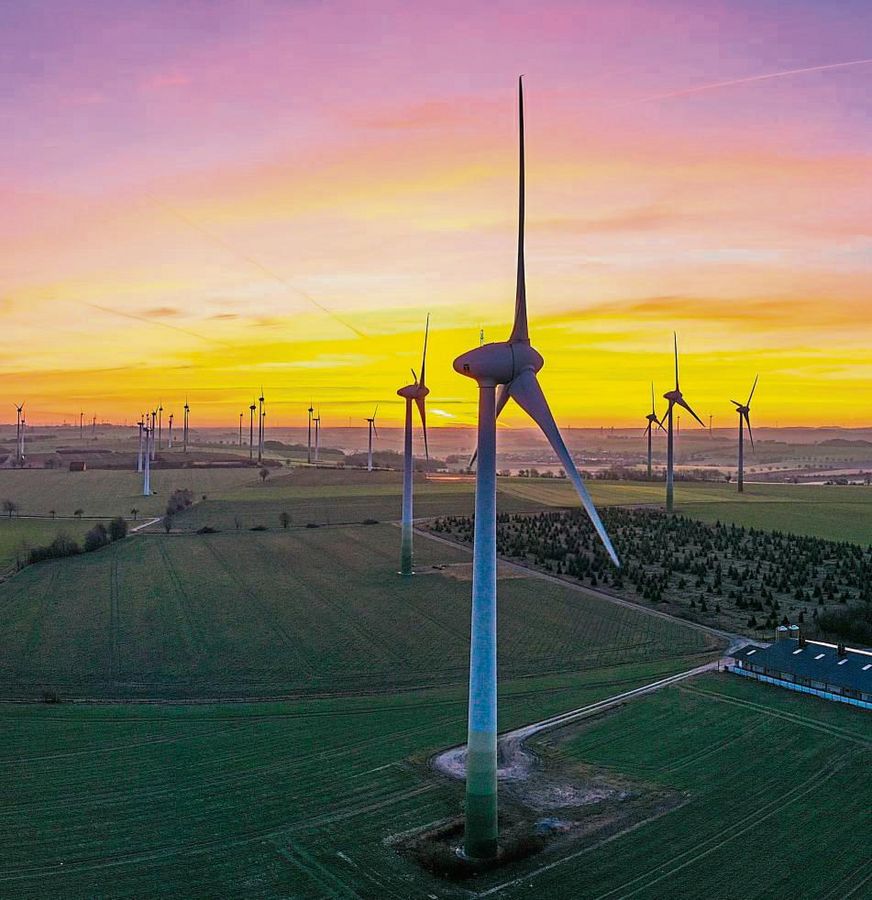 Der Blick hoch oben auf der Haar in Richtung der aufgehenden Sonne macht klar: Anröchte ist ein begehrter Windenergie-Standort. Um Wildwuchs zu vermeiden, schafft jetzt die 19. Änderung des Regionalplans Klarheit. Foto: Eickhoff