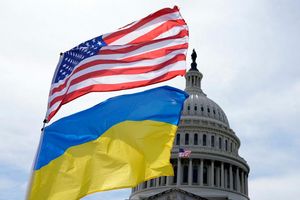 Die US-amerikanische und die ukrainische Flagge wehen vor dem Kapitol in Washington. Der US-Senat hat Kriegshilfen für die Ukraine in Höhe von rund 61 Milliarden US-Dollar gebilligt. - Foto: Mariam Zuhaib/AP/dpa