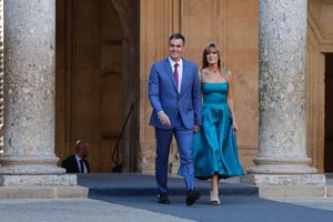 Spaniens Regierungschef Pedro Sanchez zusammen mit seiner Ehefrau Begona Gomez beim Gipfeltreffen der Europäischen Politischen Gemeinschaft in der Alhambra in Granada. - Foto: Álex Cámara/EUROPA PRESS/dpa