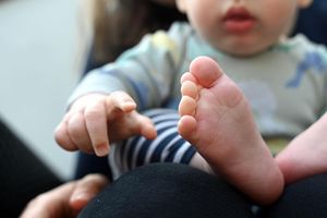 Eltern sind einer Studie zufolge durchschnittlich weniger zufrieden als Kinderlose, empfinden aber mehr Sinn im Leben (Archivbild). - Foto: Elisa Schu/dpa
