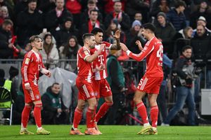 Am Ende konnten die Münchner um Luis Díaz (2.v.r.) doch jubeln. - Foto: Sven Hoppe/dpa