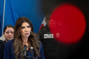 Kündigt die Entsendung Hunderter weiterer Bundesbeamter nach Minneapolis an - US-Heimatschutzministerin Kristi Noem. (Archivbild) - Foto: Yuki Iwamura/AP/dpa