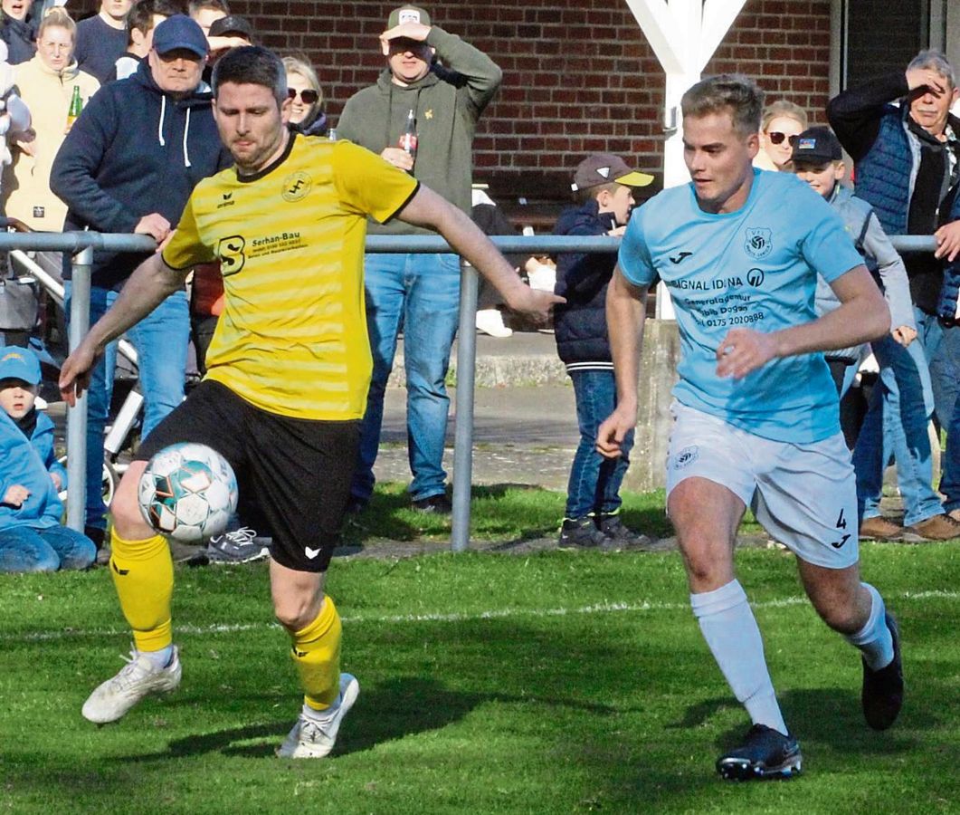 Wer macht das Rennen in der Kreisliga A Lippstadt? Vieles spricht für den SuS Bad Westernkotten II (l.) als neuen Meister und Bezirksliga-Aufsteiger. Aber auch der VfL Hörste/Garfeln (r.) besitzt noch theoretische Chancen. Foto: Brand