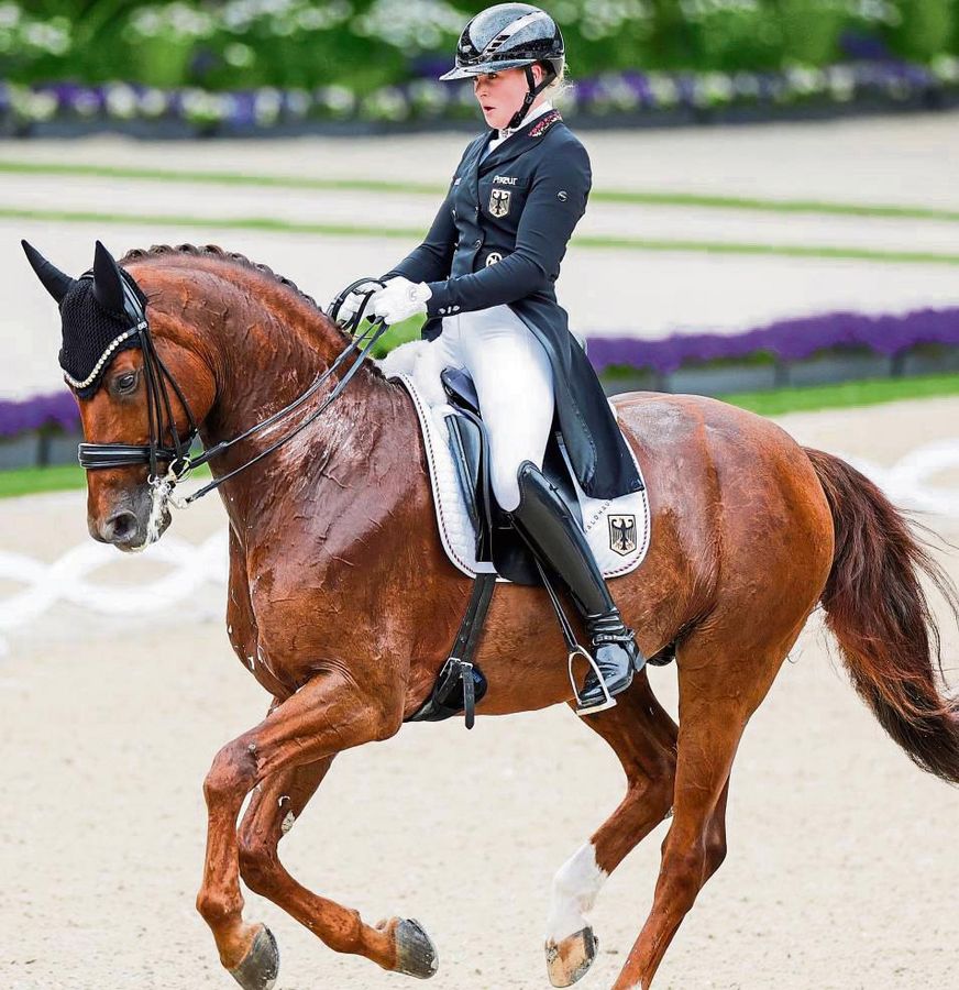 „Tschüss Olympia“ – zumindest für 2024: Die Erwitterin Katharina Hemmer wird die Spiele in Paris nur als Zuschauerin miterleben. Beim CHIO in Aachen erlebte sie mit ihrem Wallach „Denoix“ eine große Enttäuschung – trotz des klaren Sieges im Nationenpreis. Foto: DPA