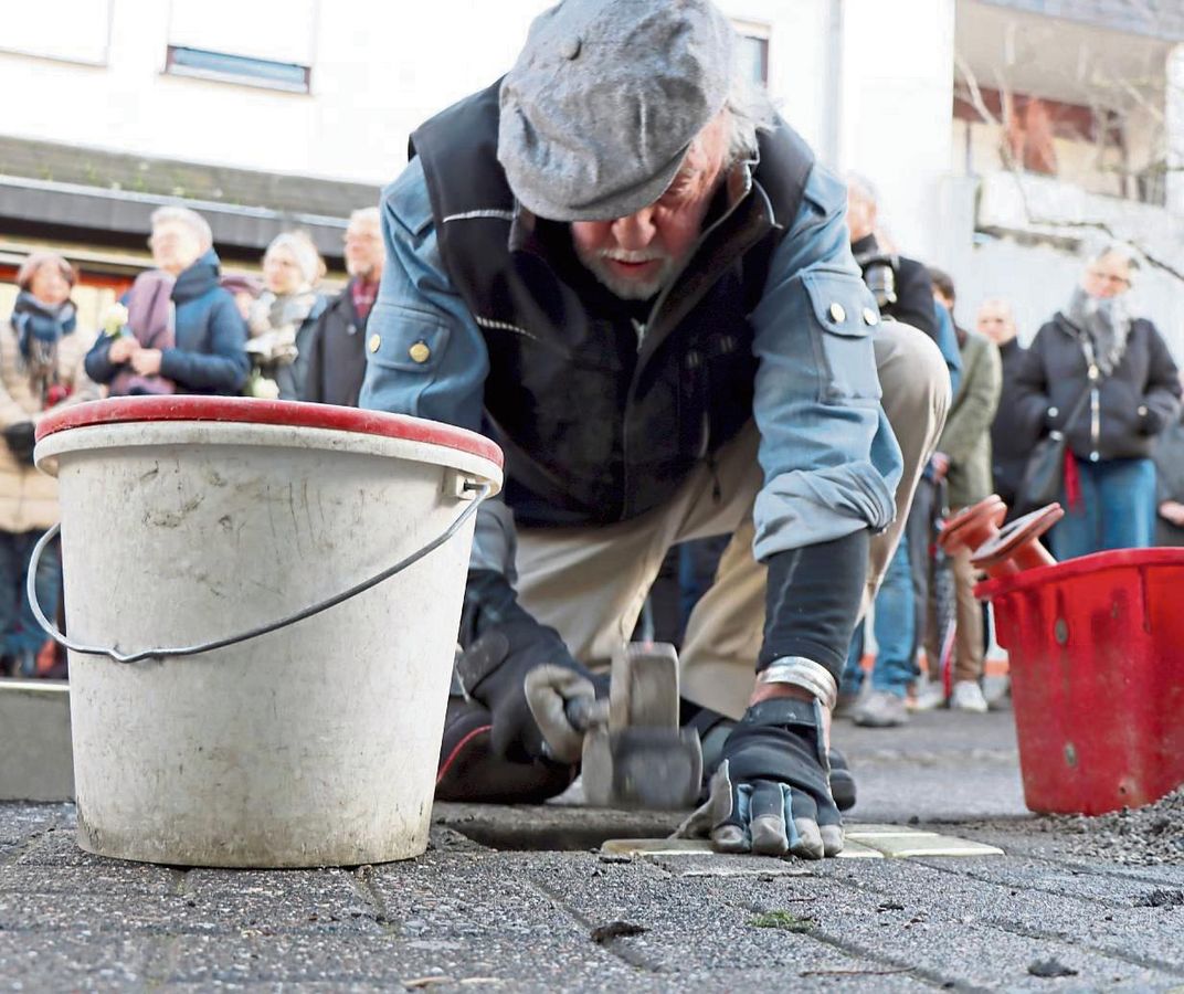 Der Künstler Gunter Demnig bei der Arbeit: Zum zweiten Mal verlegte er die Stolpersteine in Geseke. Fotos: Dietz