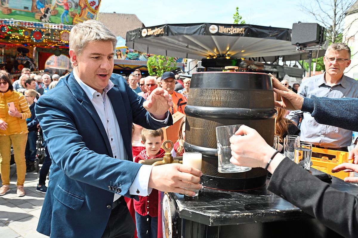 Zur feierlichen Eröffnung der Gösselkirmes gehört am Donnerstag der Fassbieranstich aber auch die traditionelle Verlosung der Geseker Geschenk-Gutscheine. Archivfoto