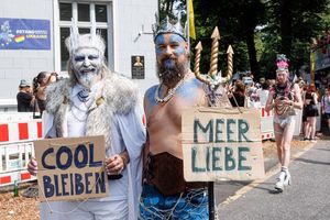 Cool bleiben: Der Appell eines Teilnehmers an einem Christopher Street Day (CSD) in Hamburg. (Illustration) - Foto: Markus Scholz/dpa