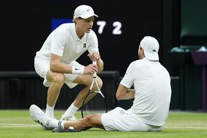 Jannik Sinner (l) kümmert sich um Grigor Dimitrow. - Foto: Jordan Pettitt/PA Wire/dpa
