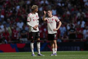 Die Ex-Bundesligastars Hugo Ekitike (l) und Florian Wirtz spielen jetzt in England - wie so viele andere auch. - Foto: Dave Shopland/AP/dpa