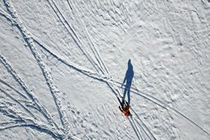 Lange Schatten im Schnee - Wintersportler an der Rodelpiste am Wurmberg im Harz - Foto: Matthias Bein/dpa