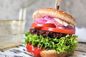 Die EU diskutiert, ob vegetarische Burger oder Würstchen noch so genannt werden dürfen. (Symbolbild) - Foto: Doreen Hassek/haupstadtkueche.blogspot.com/dpa-tmn
