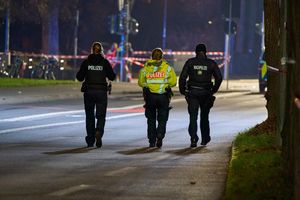Polizeibeamte streifen durch den abgesperrten Bereich des Geschehens. - Foto: Sascha Ditscher/dpa