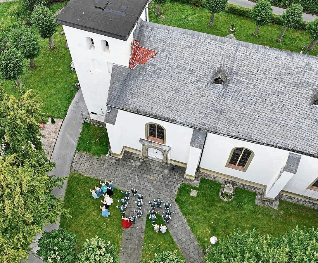 Das Königspaar Florian Stange und Michelle Schroer und ihr Hofstaat (hier vor der St. Clemens Kirche, die durch den Tornado 2022 ihre Kirchturmspitze verlor) feiern ab Mittwoch 100-jähriges Jubelfest. Foto: Schützenverein Herringhausen-Hellinghausen