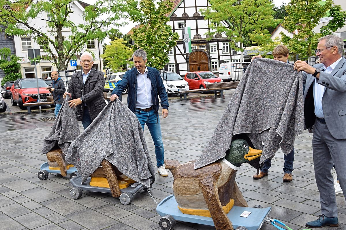 Die Spender enthüllen die neuen Geseker Enten auf dem Marktplatz. Fotos: Kossack
