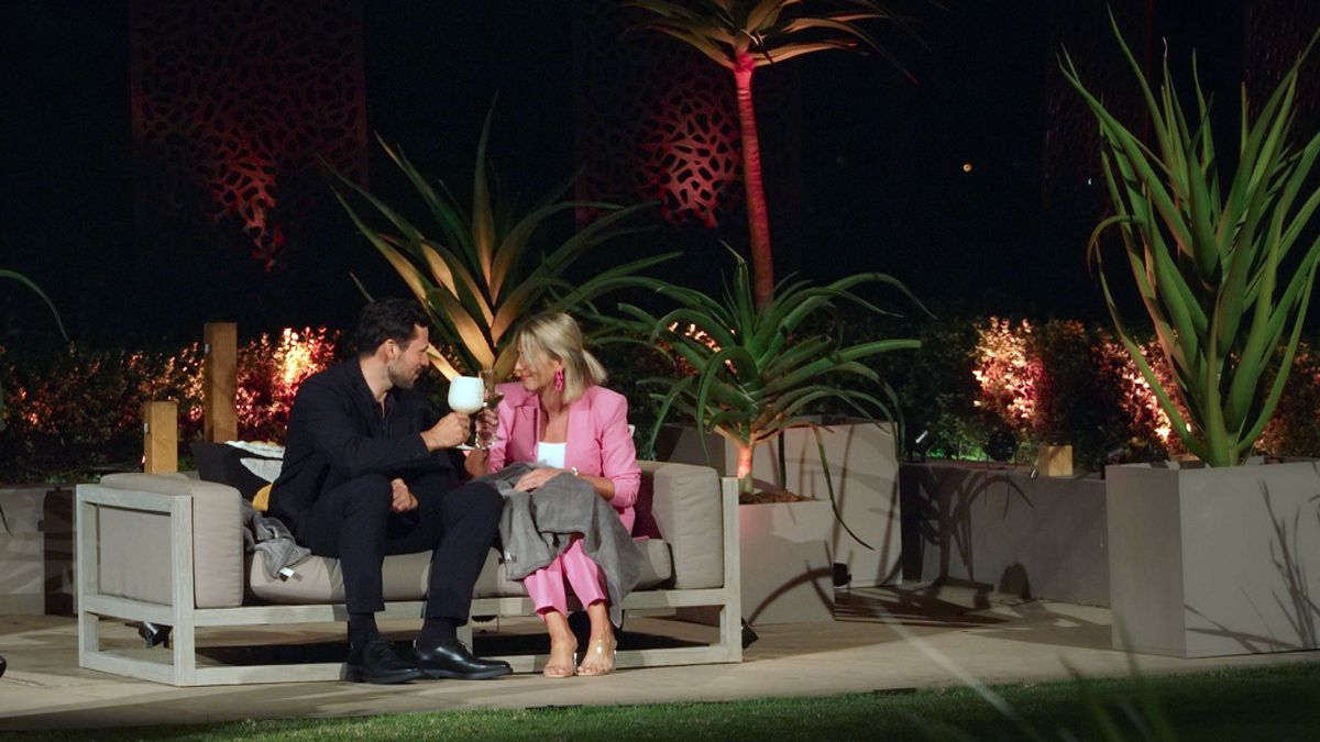 Haben sich beim Gruppendate näher kennengelernt – und dann gab’s eine Rose: Sebastian und Fabienne. Foto: RTL