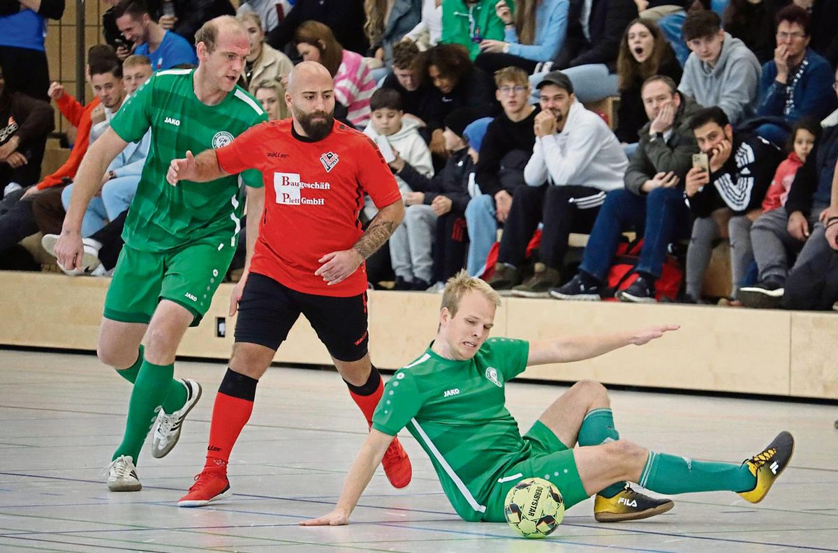 C-Ligist GW Benninghausen (hier gegen Viktoria Lippstadt) sagte für die Hallenstadtmeisterschaft kurzfristig ab. Mit der 2. Mannschaft des SC Internazionale wurde am späten Freitagnachmittag das Teilnehmerfeld komplettiert. Somit gehen nun doch 16 Teams ins Rennen um den begehrten Titel. Foto: Feichtinger