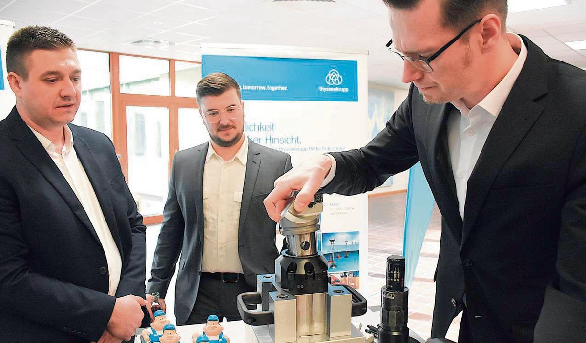So geht es leichter: Matthias Zigan demonstriert die Vorrichtung für Thyssenkrupp Rothe Erde. Foto: Giannakis