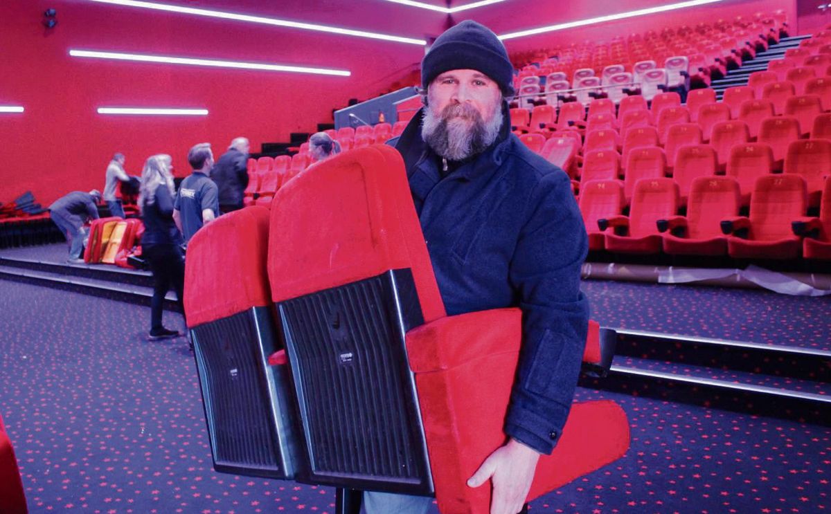 Kai Schweizer hat sich vier Kinosessel für sein Familienheimkino gesichert. Foto: Soraya Dietz