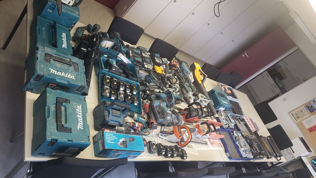 Ein Tisch reichte der Polizei in Lippstadt zur Präsentation der Beute nicht aus. Foto: Polizei