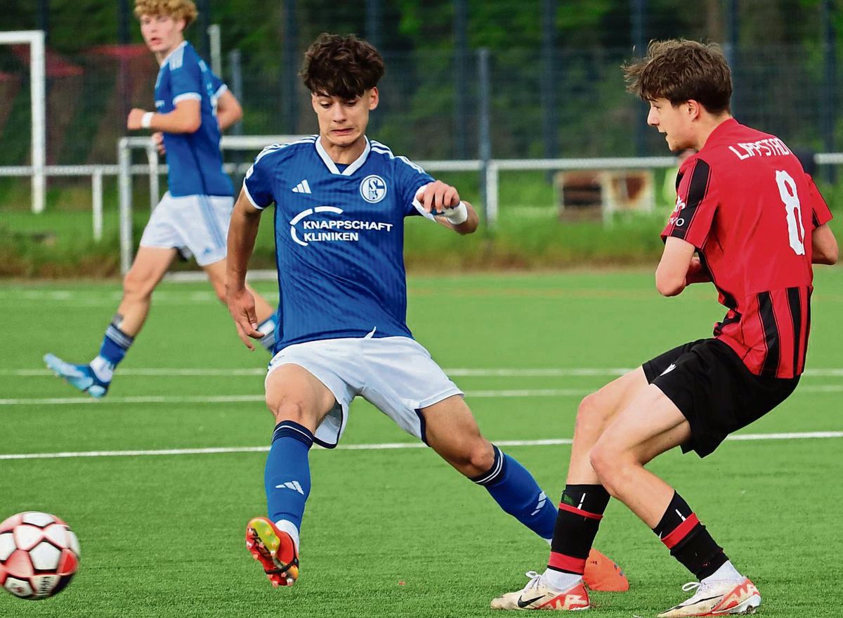 Lange sah es so aus, als würden die B-Junioren des SV Lippstadt (in Rot) ihr Westfalenliga-Spiel gegen den FC Schalke 04 gewinnen. Doch der königsblaue Bundesliga-Nachwuchs kam weit in der Nachspielzeit noch zum 2:2-Ausgleich. Foto: Feichtinger