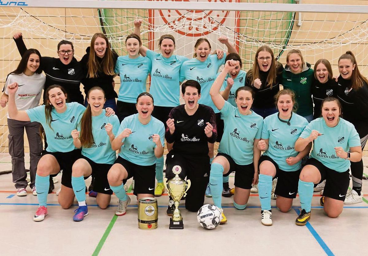So jubelt ein Titelverteidiger: Die Fußballerinnen von Germania Stirpe gewannen das Endspiel der Hallenkreismeisterschaft gegen den TuS Belecke mit 10:9 im Neunmeterschießen. Fotos: Feichtinger