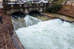 Die Welle war kurz wieder da - jetzt ist sie wieder weg. - Foto: Peter Kneffel/dpa