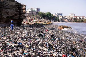 Ein Sandstrand, dessen Sand gar nicht mehr zu sehen ist: Massen an Klamotten vermüllen diesen Küstenabschnitt von Accra. - Foto: Kevin McElvaney/Deutsche Umwelthilfe/dpa