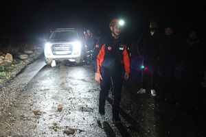 Türkische Rettungsteams suchen nach Überresten des Flugzeugs. - Foto: Efekan Akyuz/AP/dpa