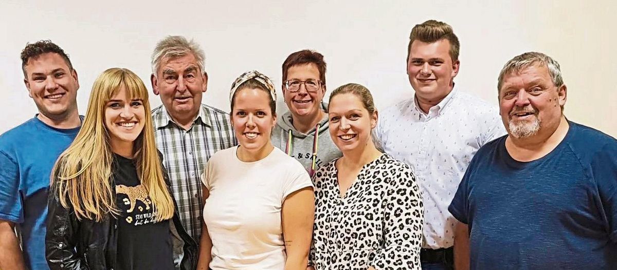 Wirken bei dem Theaterstück mit: (hinten v.l.) Dominik Hardes, Heribert Karthaus, Andrea Münster Ann, Patrick Dietz (vorne v.l.), Lena Schäfers, Carina Berendes, Jana Kreimeier und Josef Karthaus.