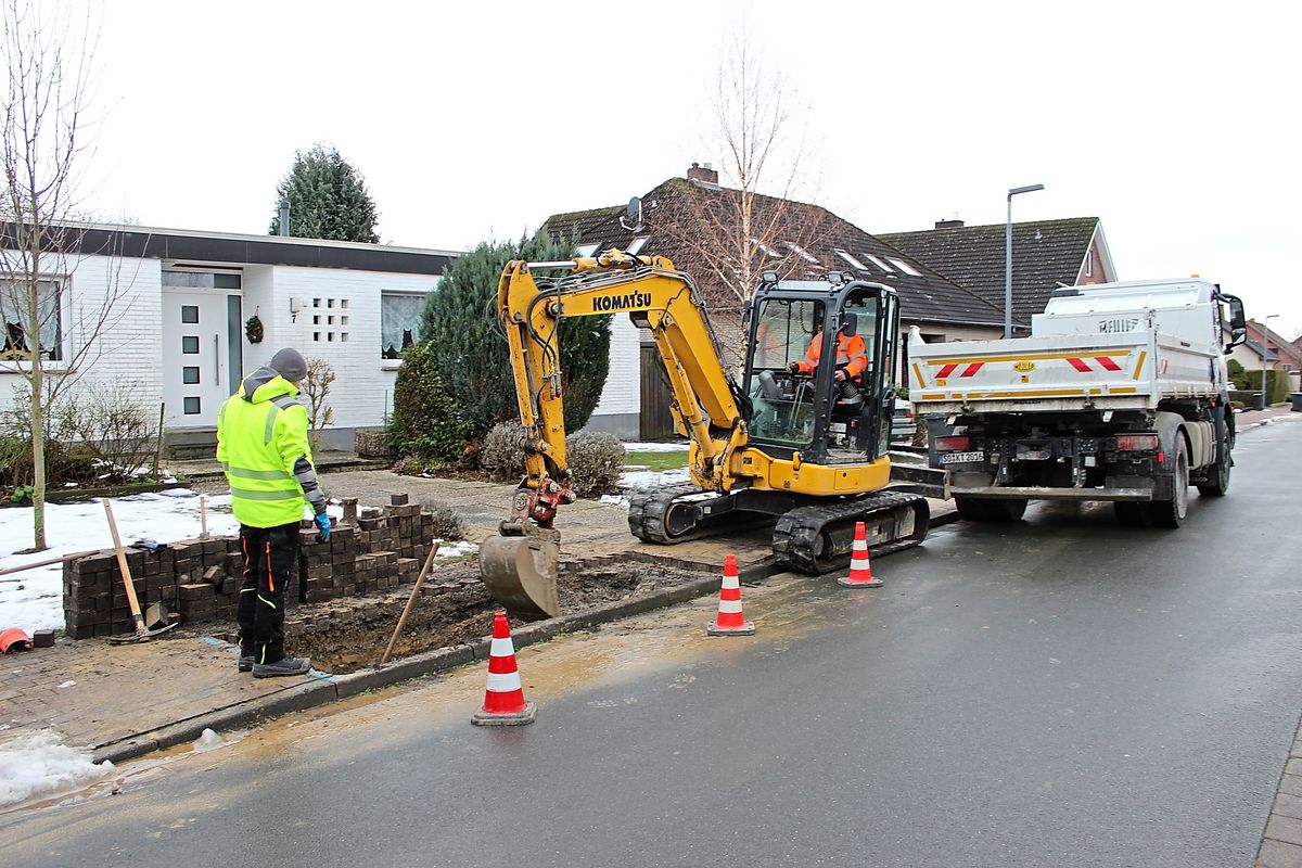 Der Rohrbruch hat sich unter dem Bürgersteig ereignet. Die Experten vor Ort schließen nicht aus, dass der Schaden auf die Witterung zurückzuführen ist. Foto: Soraya Dietz