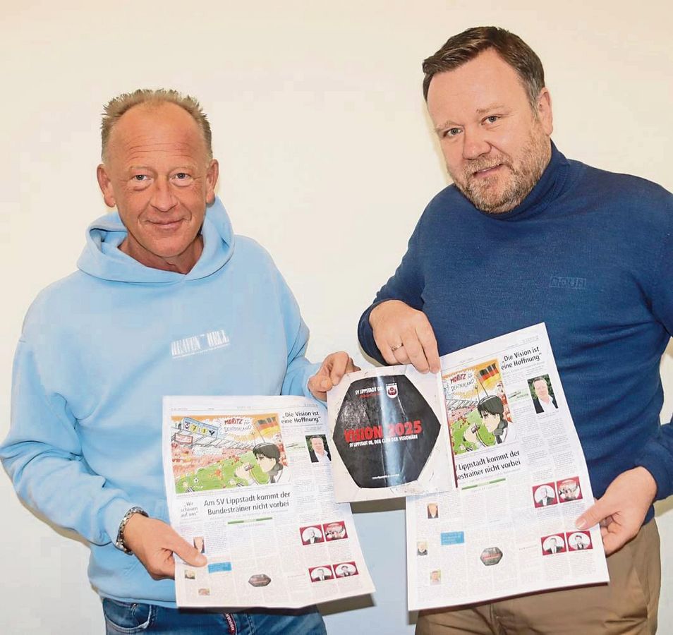 Aufsichtsrat Kai Hartelt und Präsident Thilo Altmann präsentieren den Flyer zur Vision 2025 des SV Lippstadt sowie die Patriot-Sonderseite vom 5. Dezember 2015. Foto: Frank Lütkehaus