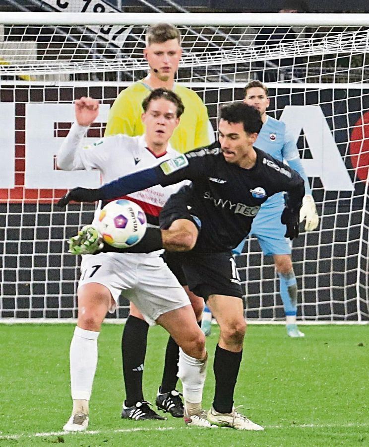 Tim-Luca Zimpel (l.) begann in Paderborn als linker Verteidiger und stürmte zum Schluss auf der rechten Außenbahn. Flexibel wie der Neuzugang vom 1. FC Kaan-Marienborn müssen die Regionalliga-Fußballer des SV Lippstadt auch im Nachbarduell gegen den SC Wiedenbrück sein. Es steht viel auf dem Spiel, nicht nur emotional. Foto: Lütkehaus