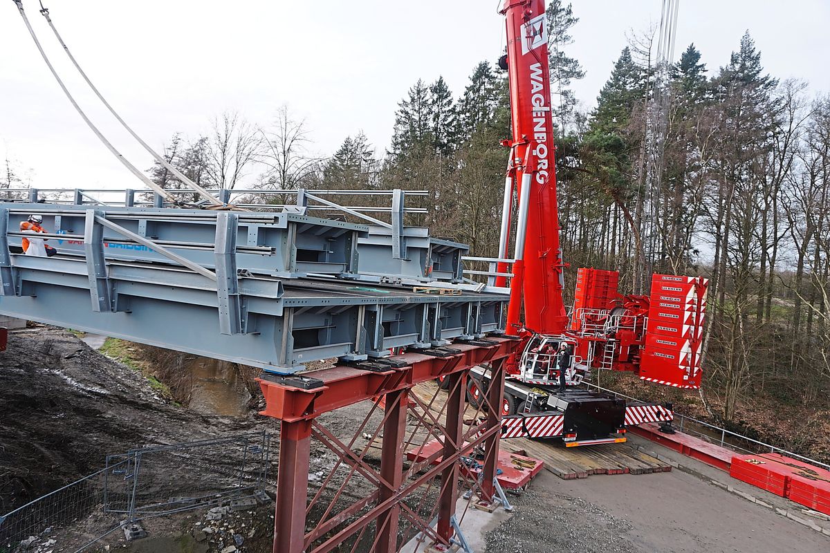Schwergewicht für schweres Gewicht: Von der Mastholter Straße aus hievt der Kran die tonnenschweren Teile der Behelfsbrücke in Position. Die gute Nachricht: Das Stau-Chaos auf der Bundesstraße ist am Mittwoch vorbei. Die Baustellenampel kommt wieder weg. Fotos: Cegelski
