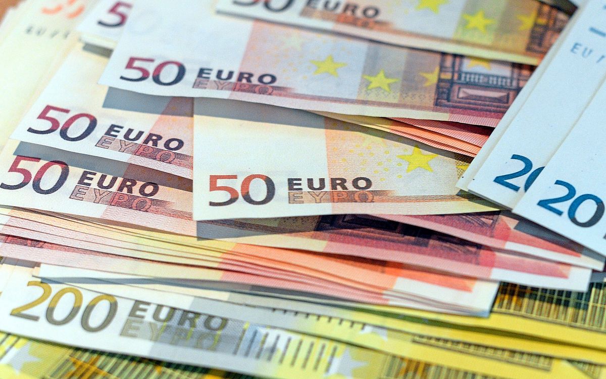 Eine 53-jährige Frau aus dem Kreis Soest darf sich über einen unverhofften Geldsegen freuen: Bei der Aktion Mensch-Lotterie gewann sie 100 000 Euro. Foto: dpa