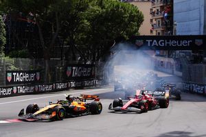 Lando Norris verteidigt in der ersten Kurve die Führung vor Charles Leclerc. - Foto: David Davies/PA Wire/dpa