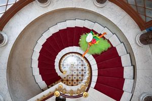 Eine als Blumenmädchen verkleidete Darstellerin geht am Rande einer Pressekonferenz zur Dresdner Schlössernacht im Schloss Albrechtsberg über eine Treppe. - Foto: Sebastian Kahnert/dpa