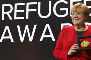 Merkel bei einer Preisverleihung für ihre Flüchtlingspolitik - Foto: Stefan Wermuth/KEYSTONE REUTERS POOL/dpa