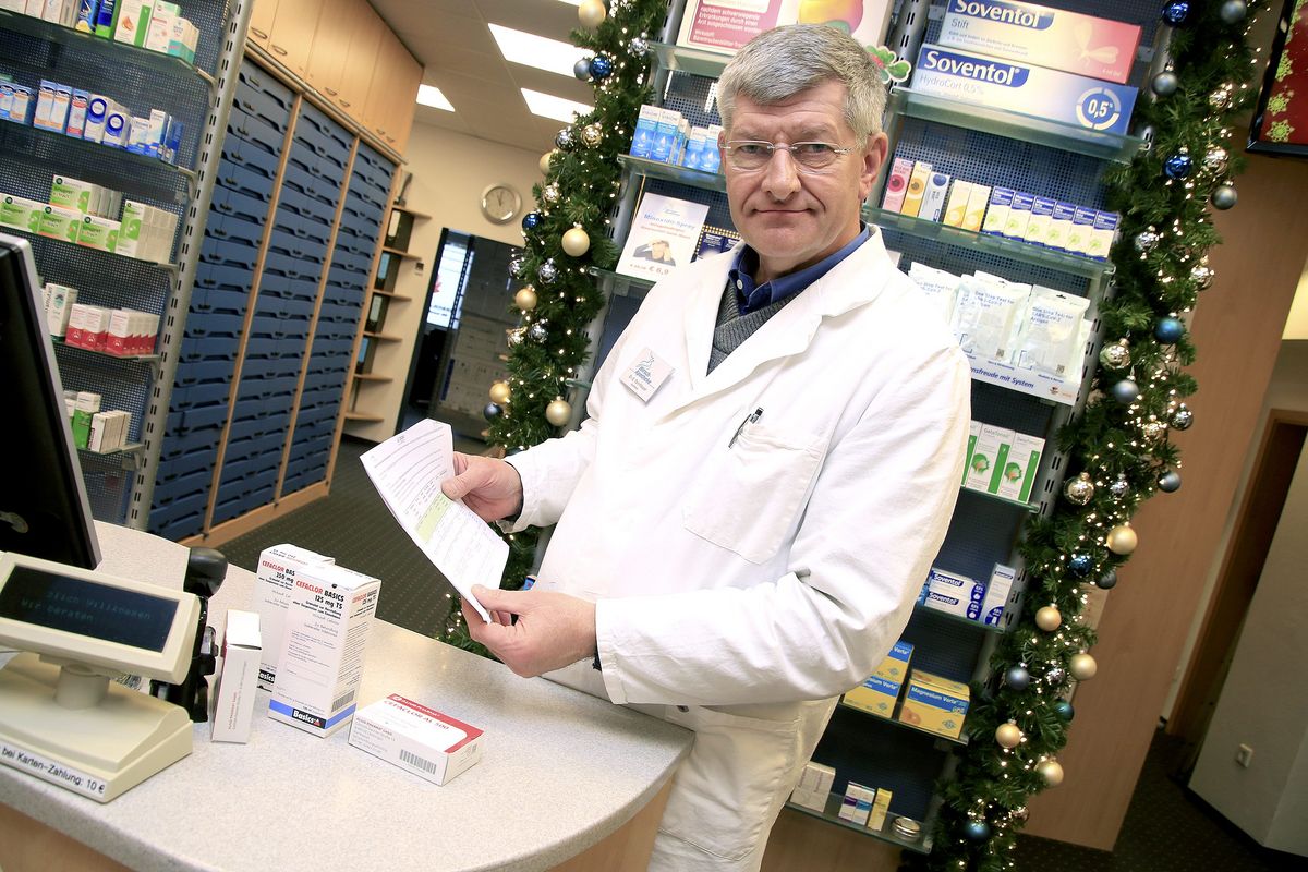 Notfall im Notdienst: Apotheker Eckart Tannhäuser zeigt die wenigen Antibiotika, die aktuell noch vorrätig sind. Auf einer Liste stehen die jeweiligen Ersatzprodukte für nicht mehr verfügbare Mittel - die aber eben nicht optimal wirken. Foto: Schönhense