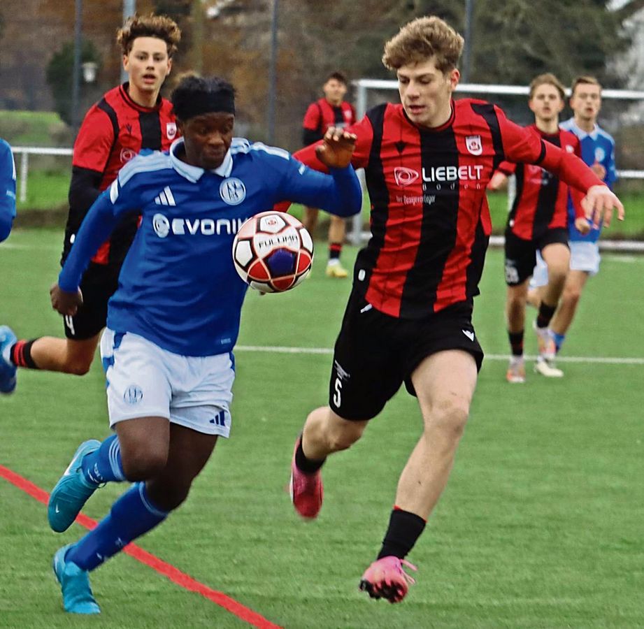Die B-Junioren-Fußballer des SV Lippstadt (in Rot) führten gegen den FC Schalke 04 bis in die Nachspielzeit mit 2:1, kassierten dann aber doch noch den Ausgleich. Foto: Feichtinger