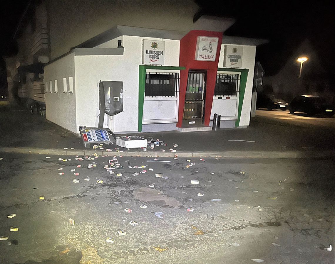 Ein Zigarettenautomat wurde in Cappel gesprengt und auf den Gehweg geschleudert. Fotos: Polizei