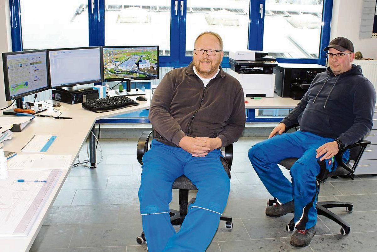 In der Schaltzentrale des Klärwerks Anröchte: Klärwerksleiter und Abwassermeister Ulrich Killing und Nils Henneböhl (v.l.) haben alles genau im Blick. Foto: Meschede