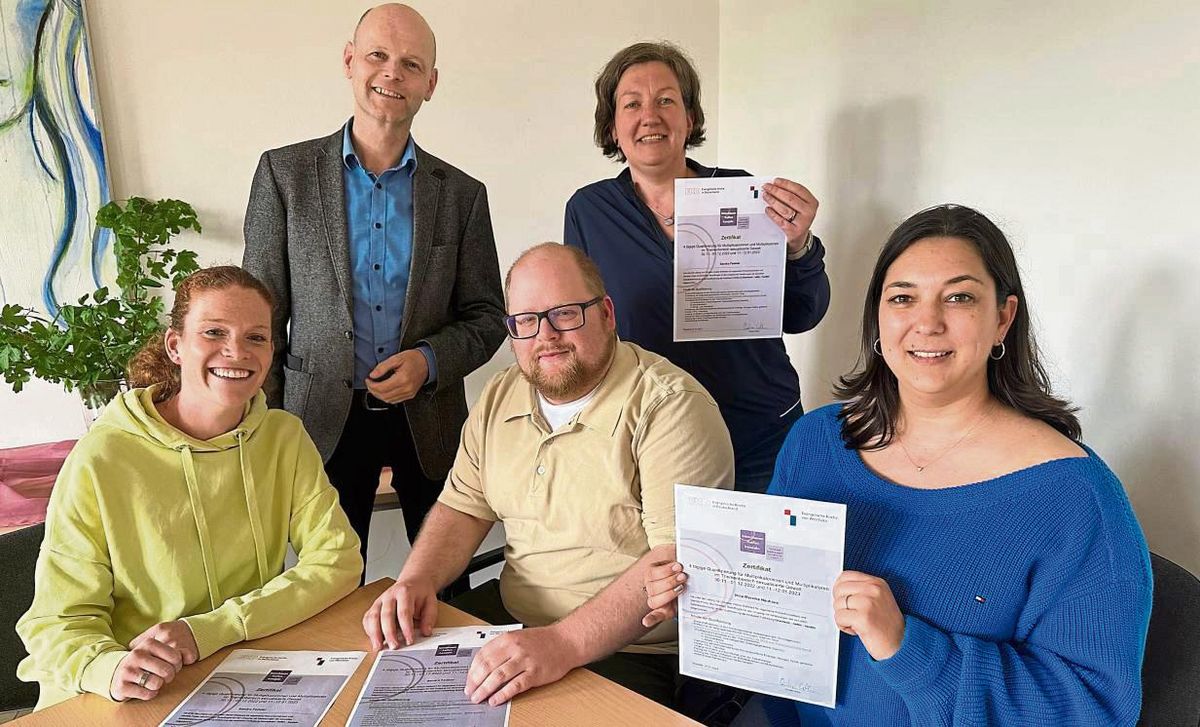 Alle Mitarbeitenden des Kirchenkreises haben inzwischen an einem Präventionskurs teilgenommen, hier Superintendent Dr. Manuel Schilling (2.v.l.) mit (v.l.) Jessica Bannes, Ulrich Frieling, Sandra Fedeler und Nina Mareike Neuhaus.