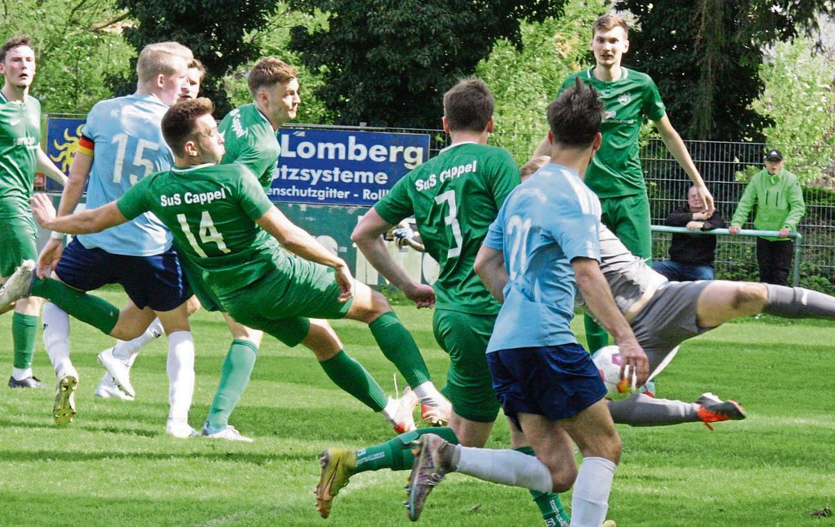 Dicke Luft im Abstiegskampf. Während die Aktien des SuS Cappel (in Grün) in Sachen Klassenerhalt komplett im Keller sind, sieht das im Lager des FC Mönninghausen (in Blau) ganz anders aus. Man darf jedenfalls gespannt sein, was Cappel jetzt gegen Meister Hövelhof ausrichten kann. Foto: Schlink