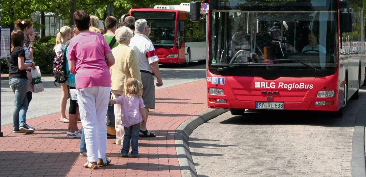 Zum Ferienende gibt es per Smartphone 5 Euro für Bus und Bahn geschenkt. Foto: RLG