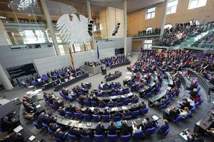 Aus den Fraktionen von Union, SPD und Grünen stimmten drei Abgeordnete mit Nein. - Foto: Michael Kappeler/dpa