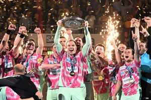 Zum ersten Mal Meister: Die Füchse Berlin bejubeln den Sieg der deutschen Handball-Meisterschaft. - Foto: Uli Deck/dpa