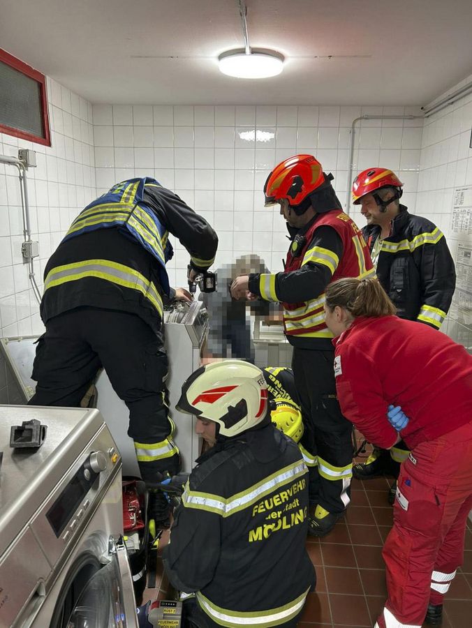 Das Kind wurde mit Hilfe einer hydraulischen Schere befreit. - Foto: Unbekannt/FFMOEDLING.AT/APA/dpa