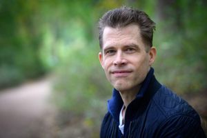 Autor Bas Kast bei einem Spaziergang am Berliner Schlachtensee. - Foto: Bernd von Jutrczenka/dpa