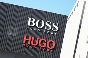 Der Modekonzern Hugo Boss rechnet für 2026 mit einem Umsatzrückgang. Erst ab dem Jahr 2027 sollen sich die Zahlen wieder verbessern. (Archivbild) - Foto: Bernd Weißbrod/dpa